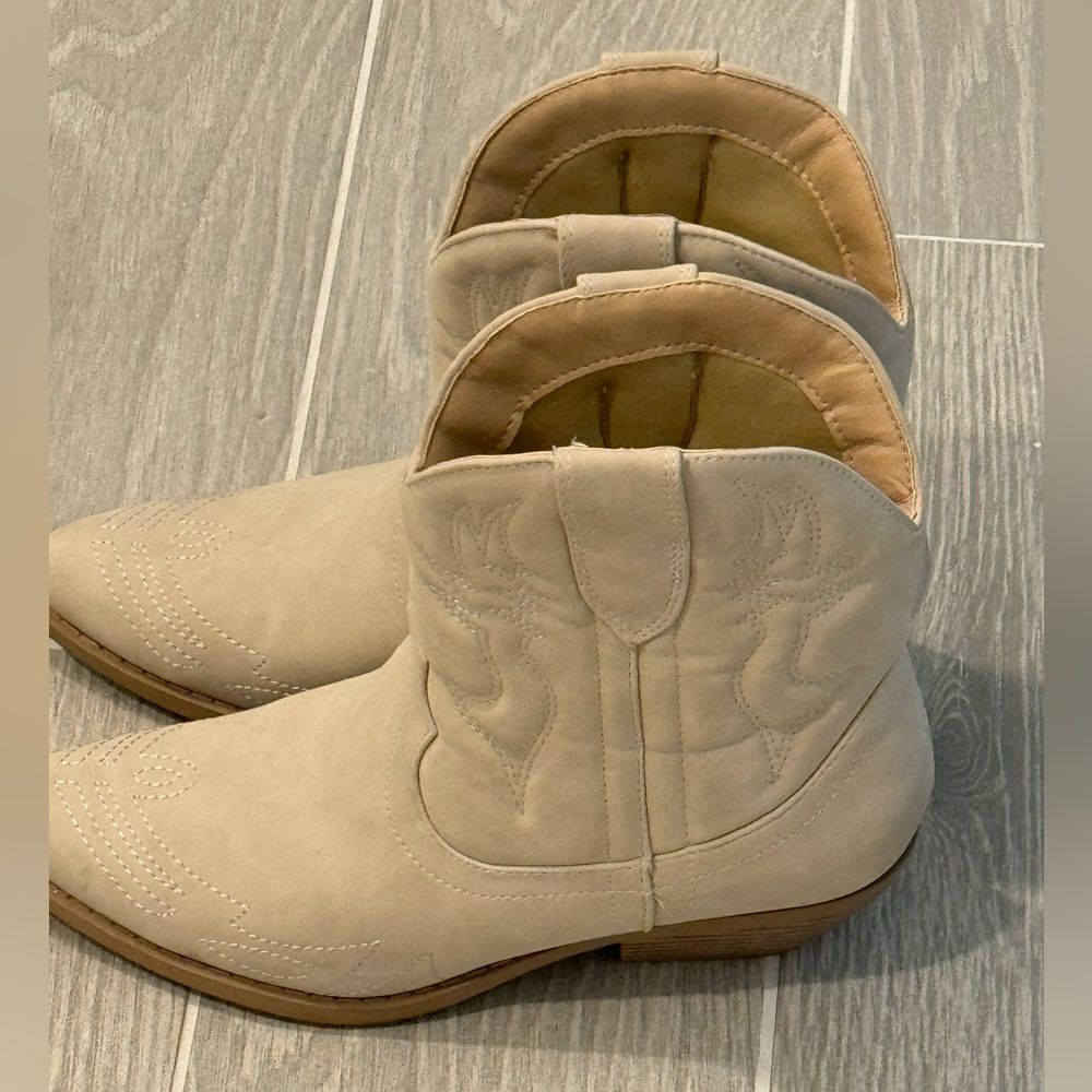 Soda Women's Tan Ankle Boots